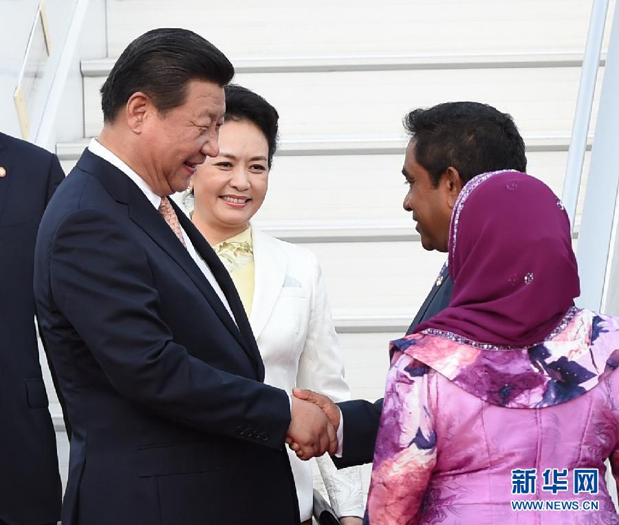 9月14日，國家主席習(xí)近平抵達(dá)馬累，開始對馬爾代夫進(jìn)行國事訪問。習(xí)近平和夫人彭麗媛在機(jī)場受到馬爾代夫總統(tǒng)亞明夫婦的熱情迎接。 新華社記者 馬占成 攝