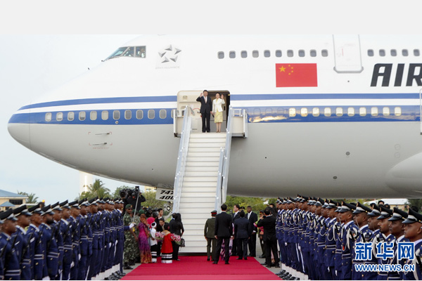 9月14日，國家主席習(xí)近平抵達(dá)馬累，開始對馬爾代夫進(jìn)行國事訪問。習(xí)近平和夫人彭麗媛在機(jī)場受到馬爾代夫總統(tǒng)亞明夫婦的熱情迎接。 新華社記者 張鐸 攝