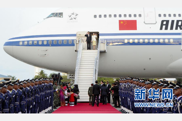 9月14日，國家主席習(xí)近平抵達(dá)馬累，開始對馬爾代夫進(jìn)行國事訪問。習(xí)近平和夫人彭麗媛在機(jī)場受到馬爾代夫總統(tǒng)亞明夫婦的熱情迎接。新華社記者 張鐸 攝