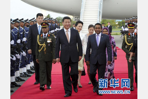 9月14日，國家主席習(xí)近平抵達(dá)馬累，開始對馬爾代夫進(jìn)行國事訪問。習(xí)近平和夫人彭麗媛在機(jī)場受到馬爾代夫總統(tǒng)亞明夫婦的熱情迎接。新華社記者 張鐸 攝 