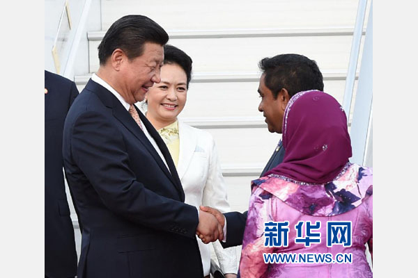  9月14日，國家主席習(xí)近平抵達(dá)馬累，開始對馬爾代夫進(jìn)行國事訪問。習(xí)近平和夫人彭麗媛在機(jī)場受到馬爾代夫總統(tǒng)亞明夫婦的熱情迎接。新華社記者 馬占成 攝 