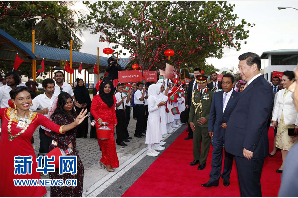  9月14日，國家主席習(xí)近平抵達(dá)馬累，開始對馬爾代夫進(jìn)行國事訪問。習(xí)近平和夫人彭麗媛在機(jī)場受到馬爾代夫總統(tǒng)亞明夫婦的熱情迎接。新華社記者 鞠鵬 攝 