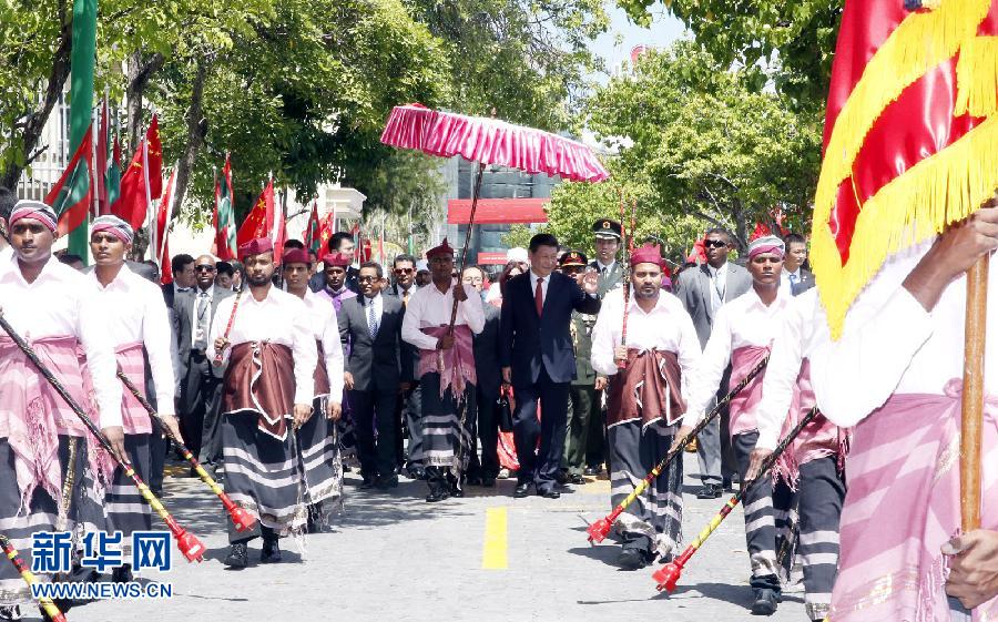 9月15日，國(guó)家主席習(xí)近平同馬爾代夫總統(tǒng)亞明在馬累舉行會(huì)談。會(huì)談前，亞明在共和國(guó)廣場(chǎng)為習(xí)近平舉行歡迎儀式。 新華社記者 鞠鵬 攝
