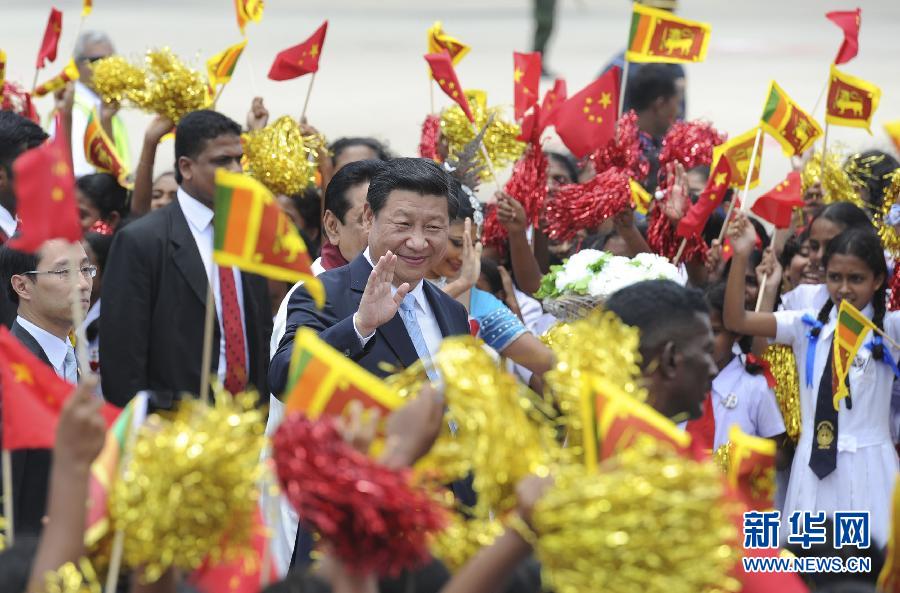  9月16日，國家主席習(xí)近平抵達(dá)科倫坡，開始對斯里蘭卡進(jìn)行國事訪問。在班達(dá)拉奈克國際機(jī)場，習(xí)近平和夫人彭麗媛受到拉賈帕克薩總統(tǒng)夫婦熱情迎接。新華社記者謝環(huán)馳攝 