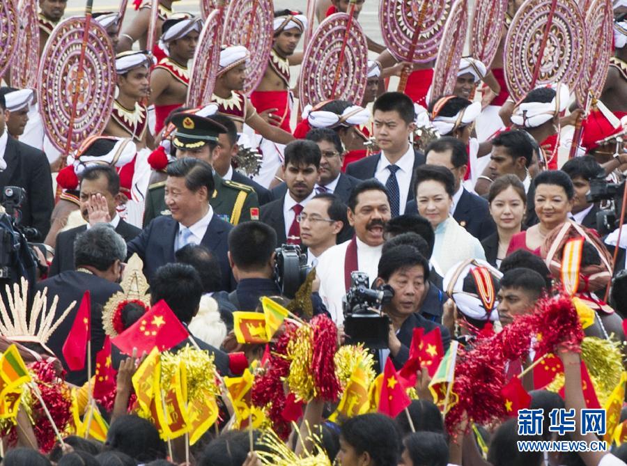 9月16日，國家主席習(xí)近平抵達(dá)科倫坡，開始對斯里蘭卡進(jìn)行國事訪問。在班達(dá)拉奈克國際機(jī)場，習(xí)近平和夫人彭麗媛受到拉賈帕克薩總統(tǒng)夫婦熱情迎接。新華社記者黃敬文攝 