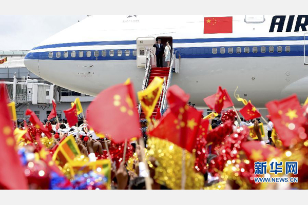 9月16日，國家主席習(xí)近平抵達(dá)科倫坡，開始對斯里蘭卡進(jìn)行國事訪問。這是習(xí)近平和夫人彭麗媛向歡迎群眾揮手致意。 新華社記者馬占成攝 