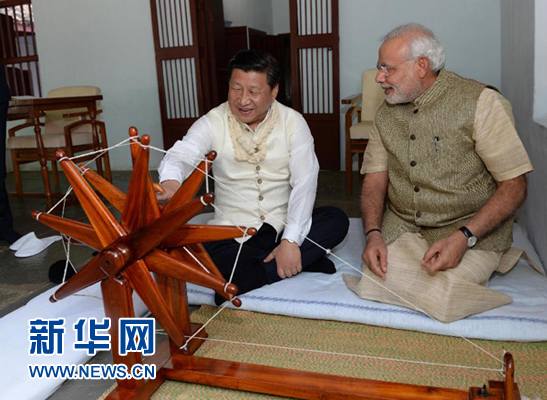 9月17日，國(guó)家主席習(xí)近平在印度古吉拉特邦進(jìn)行訪問(wèn)。印度總理莫迪全程陪同。這是習(xí)近平在參觀甘地故居時(shí)，親自搖動(dòng)甘地曾經(jīng)使用過(guò)的紡車。新華社記者 馬占成 攝