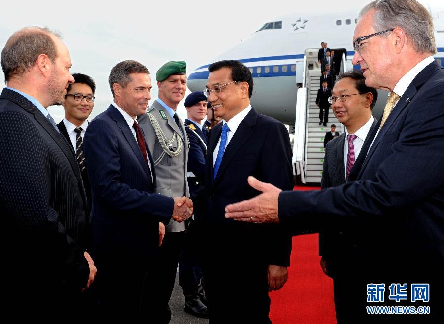 10月9日，國務(wù)院總理李克強(qiáng)抵達(dá)柏林開始對(duì)德國進(jìn)行正式訪問。德國政府高級(jí)官員到機(jī)場迎接。 新華社記者 饒愛民 攝