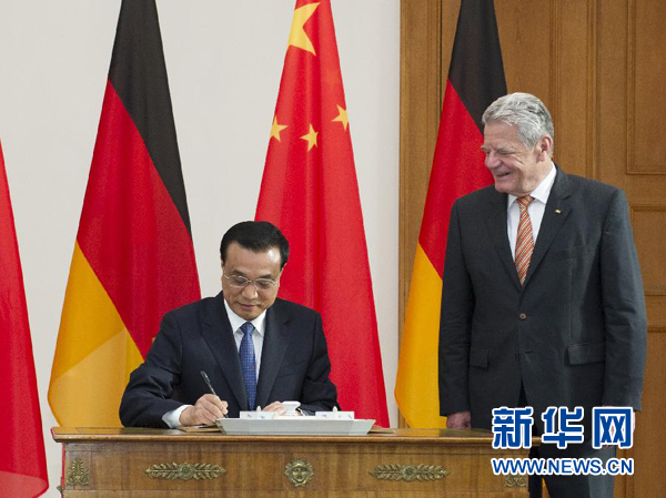 10月10日，國務(wù)院總理李克強(qiáng)在柏林會見德國總統(tǒng)高克。這是李克強(qiáng)總理在高克總統(tǒng)的陪同下在貴賓簿上簽字。 新華社記者 王曄 攝 