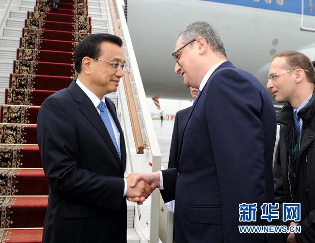 10月12日，中國國務(wù)院總理李克強(qiáng)乘專機(jī)抵達(dá)莫斯科，開始對俄羅斯進(jìn)行正式訪問并舉行中俄總理第十九次定期會晤。俄羅斯聯(lián)邦政府高級官員到機(jī)場迎接李克強(qiáng)總理。新華社記者 饒愛民 攝