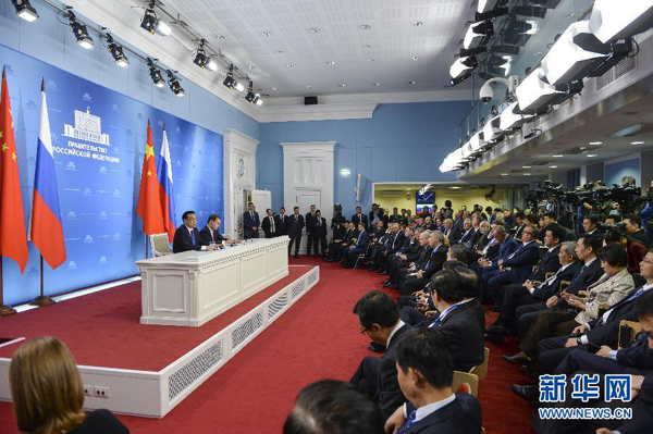 10月13日，國(guó)務(wù)院總理李克強(qiáng)在莫斯科與俄羅斯總理梅德韋杰夫圓滿結(jié)束中俄總理第十九次定期會(huì)晤后共同會(huì)見(jiàn)記者。 新華社記者李學(xué)仁攝