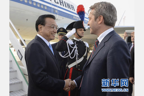 10月14日，國(guó)務(wù)院總理李克強(qiáng)乘專機(jī)抵達(dá)羅馬，開(kāi)始對(duì)意大利進(jìn)行正式訪問(wèn)，意大利政府高級(jí)官員到機(jī)場(chǎng)迎接。 新華社記者李學(xué)仁攝