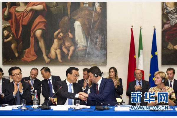 10月14日，中國(guó)國(guó)務(wù)院總理李克強(qiáng)在羅馬巴爾貝里尼宮與意大利總理倫齊共同會(huì)見中意企業(yè)家委員會(huì)委員及企業(yè)家代表并致辭。 新華社記者謝環(huán)馳 攝 