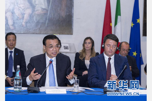 10月14日，中國(guó)國(guó)務(wù)院總理李克強(qiáng)在羅馬巴爾貝里尼宮與意大利總理倫齊共同會(huì)見中意企業(yè)家委員會(huì)委員及企業(yè)家代表并致辭。 新華社記者 王曄攝 