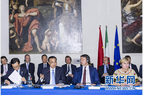 10月14日，中國(guó)國(guó)務(wù)院總理李克強(qiáng)在羅馬巴爾貝里尼宮與意大利總理倫齊共同會(huì)見中意企業(yè)家委員會(huì)委員及企業(yè)家代表并致辭。 新華社記者 王曄攝 