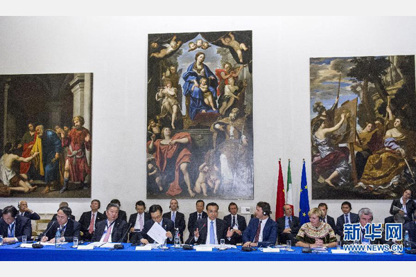 10月14日，中國(guó)國(guó)務(wù)院總理李克強(qiáng)在羅馬巴爾貝里尼宮與意大利總理倫齊共同會(huì)見中意企業(yè)家委員會(huì)委員及企業(yè)家代表并致辭。 新華社記者 王曄攝 