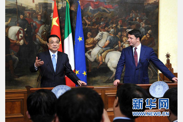 10月14日，中國國務(wù)院總理李克強(qiáng)與意大利總理倫齊在羅馬舉行會(huì)談后共同會(huì)見記者。 新華社記者 饒愛民 攝 