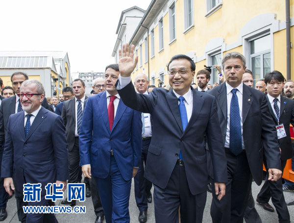 10月16日，中國國務(wù)院總理李克強(qiáng)在米蘭與意大利總理倫齊共同出席第五屆中意創(chuàng)新合作周大會(huì)并致辭。這是李克強(qiáng)抵達(dá)位于米蘭理工大學(xué)的會(huì)場(chǎng)。新華社記者王曄攝