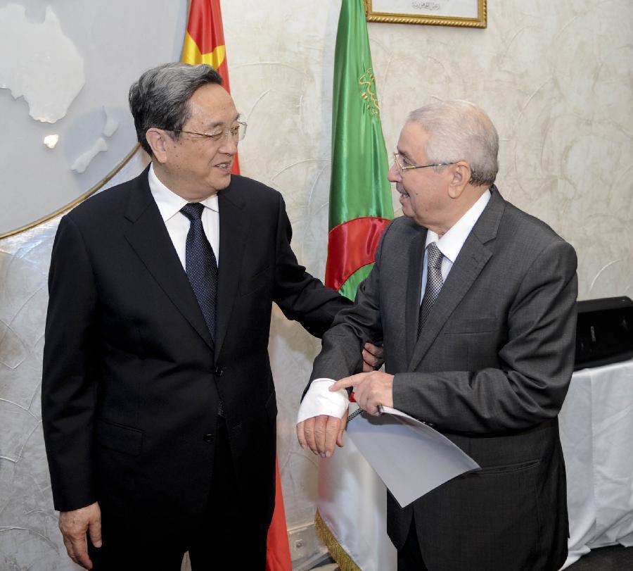 11月1日，正在阿爾及利亞進(jìn)行正式友好訪問的全國政協(xié)主席俞正聲在阿爾及爾與阿民族院議長(zhǎng)本·薩拉赫舉行會(huì)談。這是俞正聲親切詢問本·薩拉赫的手傷情況。新華社記者 張鐸 攝 