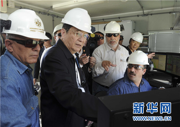 11月8日，正在約旦進行正式友好訪問的全國政協(xié)主席俞正聲在安曼參觀阿拉伯鉀肥公司。這是俞正聲在采鹽船上仔細詢問開采情況。 新華社記者 張鐸 攝