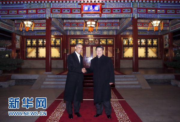 11月11日晚，國家主席習(xí)近平在中南海同美國總統(tǒng)奧巴馬舉行會晤。這是兩國元首在瀛臺涵元殿前握手。 新華社記者鞠鵬攝