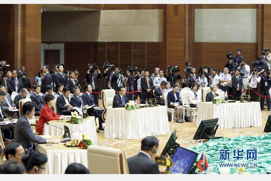 11月13日，中國國務(wù)院總理李克強在緬甸首都內(nèi)比都出席第17次東盟與中日韓（10+3）領(lǐng)導(dǎo)人會議。這是李克強在會議上講話。 新華社記者 鞠鵬 攝