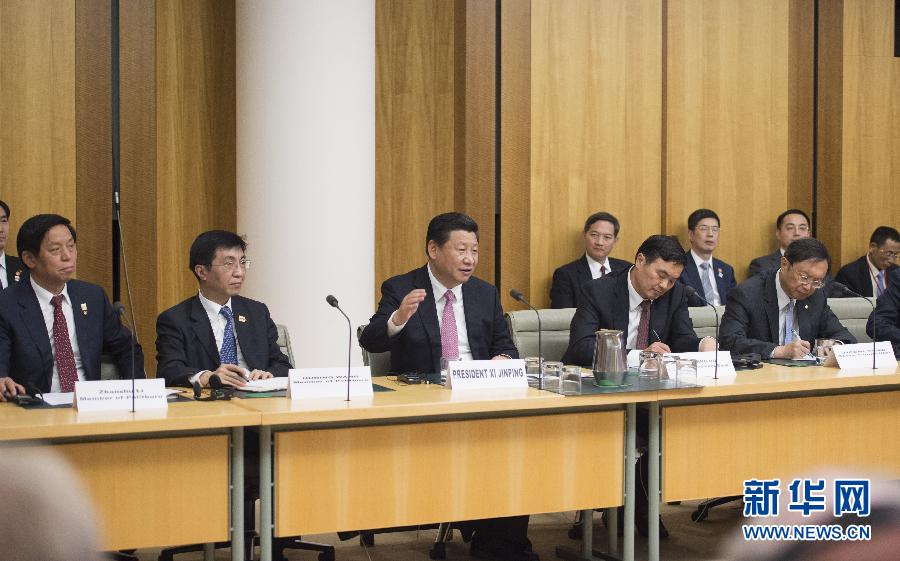 11月17日，國(guó)家主席習(xí)近平在堪培拉和澳大利亞總理阿博特共同出席第四屆中澳工商界首席執(zhí)行官圓桌會(huì)。這次會(huì)議是由澳大利亞企業(yè)領(lǐng)袖理事會(huì)和中國(guó)國(guó)家開(kāi)發(fā)銀行共同組織承辦的。新華社記者 謝環(huán)馳 攝 