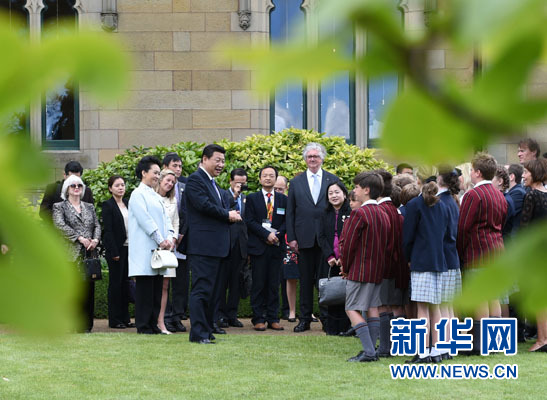 11月18日，國家主席習近平在澳大利亞塔斯馬尼亞州與朗塞斯頓市斯科奇－歐克伯恩小學(xué)的小學(xué)生共同植樹。新華社記者 馬占成 攝