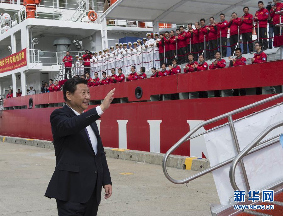 11月18日，正在澳大利亞塔斯馬尼亞州首府霍巴特訪問的中國國家主席習(xí)近平在澳大利亞總理阿博特陪同下參觀南極科考項(xiàng)目并慰問兩國科考人員。這是習(xí)近平在霍巴特港看望正在這里補(bǔ)給的“雪龍”號(hào)全體科考人員。新華社記者李學(xué)仁攝 