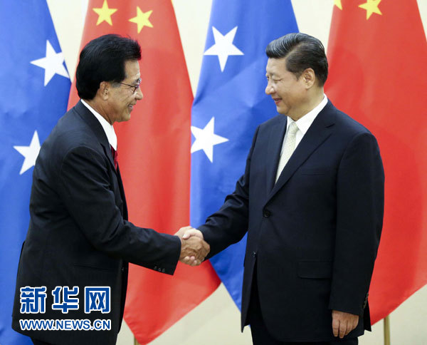11月22日，中國國家主席習近平在斐濟楠迪會見密克羅尼西亞聯(lián)邦總統(tǒng)莫里。 新華社記者姚大偉攝 