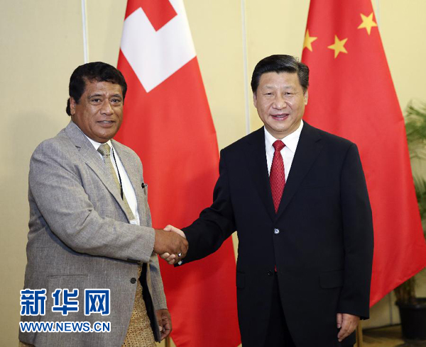11月22日，國家主席習近平在斐濟楠迪會見湯加首相圖伊瓦卡諾。新華社記者丁林攝 