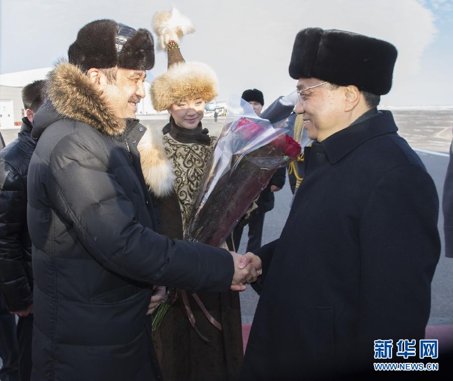 12月14日，應(yīng)哈薩克斯坦共和國(guó)總理馬西莫夫邀請(qǐng)，國(guó)務(wù)院總理李克強(qiáng)乘專機(jī)抵達(dá)阿斯塔納國(guó)際機(jī)場(chǎng)，開(kāi)始對(duì)哈薩克斯坦進(jìn)行正式訪問(wèn)，舉行中哈總理第二次定期會(huì)晤，并出席上海合作組織成員國(guó)政府首腦理事會(huì)第十三次會(huì)議。這是馬西莫夫到機(jī)場(chǎng)迎接李克強(qiáng)。新華社記者 黃敬文 攝