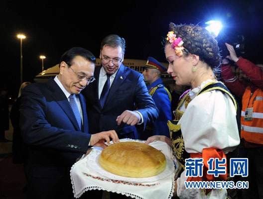 12月15日，國(guó)務(wù)院總理李克強(qiáng)抵達(dá)貝爾格萊德，出席中國(guó)－中東歐國(guó)家領(lǐng)導(dǎo)人會(huì)晤并正式訪問(wèn)塞爾維亞，塞爾維亞總理武契奇到機(jī)場(chǎng)迎接。新華社記者 饒愛(ài)民 攝