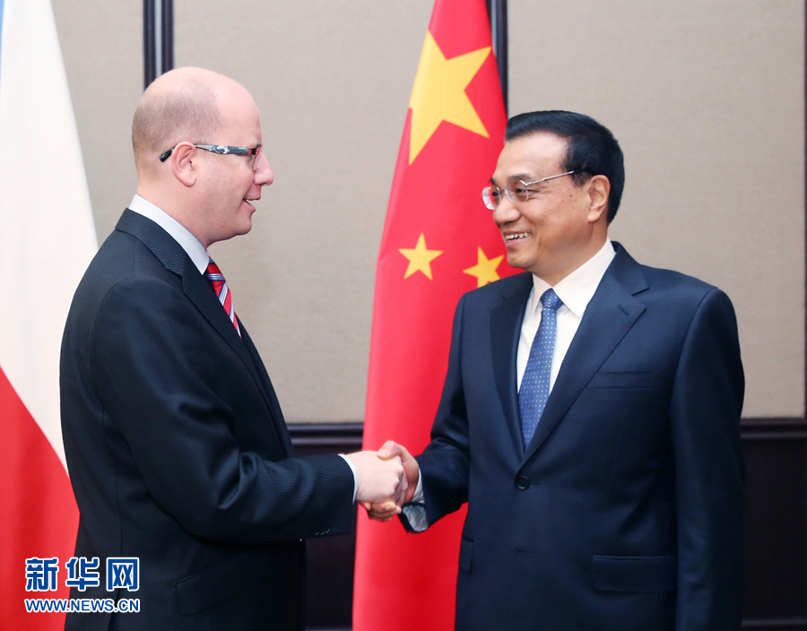 12月16日，中國國務(wù)院總理李克強(qiáng)在貝爾格萊德會(huì)見捷克總理索博特卡。 新華社記者姚大偉攝 