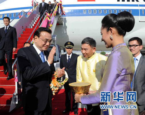 12月19日，中國國務(wù)院總理李克強(qiáng)抵達(dá)曼谷，出席大湄公河次區(qū)域經(jīng)濟(jì)合作領(lǐng)導(dǎo)人第五次會議。新華社記者饒愛民攝