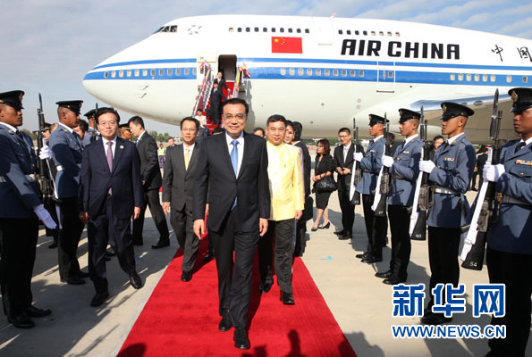 12月19日，中國國務院總理李克強抵達曼谷，出席大湄公河次區(qū)域經(jīng)濟合作領導人第五次會議。新華社記者 龐興雷攝