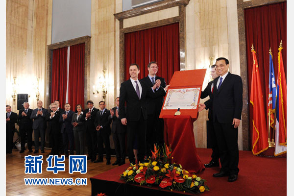12月18日，中國國務(wù)院總理李克強(qiáng)在貝爾格萊德市政廳接受“貝爾格萊德榮譽(yù)市民”證書，塞爾維亞總理武契奇陪同出席。隨后，李克強(qiáng)同塞各界知名人士親切會見并互動交流。新華社記者 饒愛民 攝