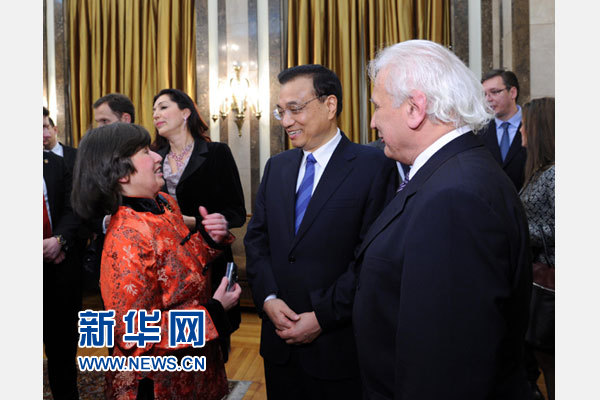 12月18日，中國國務(wù)院總理李克強(qiáng)在貝爾格萊德市政廳接受“貝爾格萊德榮譽(yù)市民”證書，塞爾維亞總理武契奇陪同出席。隨后，李克強(qiáng)同塞各界知名人士親切會見并互動交流。這是李克強(qiáng)同漢學(xué)家波普—采尼奇夫婦親切交談。新華社記者 饒愛民 攝