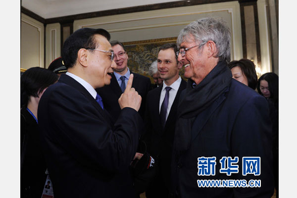 12月18日，中國國務(wù)院總理李克強(qiáng)在貝爾格萊德市政廳接受“貝爾格萊德榮譽(yù)市民”證書，塞爾維亞總理武契奇陪同出席。隨后，李克強(qiáng)同塞各界知名人士親切會見并互動交流。這是李克強(qiáng)同著名足球教練米盧蒂諾維奇親切交談。新華社記者 饒愛民 攝