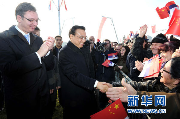 12月18日，中國(guó)國(guó)務(wù)院總理李克強(qiáng)在貝爾格萊德同塞爾維亞總理武契奇共同出席貝爾格萊德跨多瑙河大橋竣工儀式。這是李克強(qiáng)在儀式現(xiàn)場(chǎng)同塞爾維亞群眾親切握手。新華社記者 饒愛民 攝