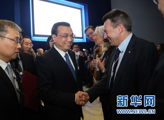 1月21日，中國(guó)國(guó)務(wù)院總理李克強(qiáng)在瑞士達(dá)沃斯舉行的世界經(jīng)濟(jì)論壇全會(huì)發(fā)表特別致辭并回答提問。這是李克強(qiáng)在致辭前同與會(huì)嘉賓親切交談。新華社記者 劉衛(wèi)兵 攝