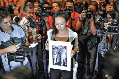 1月29日，在得知即將召開有關MH370的發(fā)布會后，一些乘客家屬成員到場。