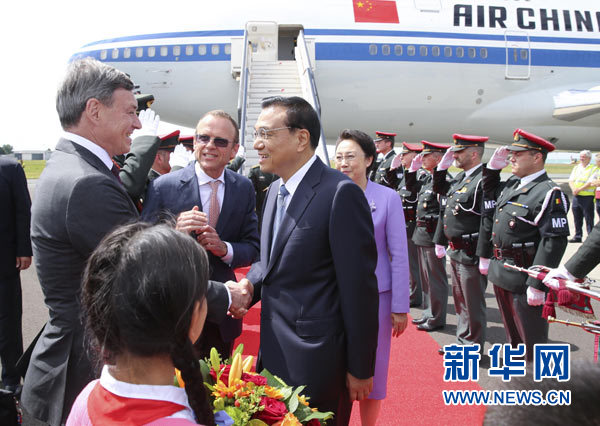 當?shù)貢r間6月28日下午，經(jīng)中歐雙方商定，國務(wù)院總理李克強乘專機抵達比利時首都布魯塞爾，出席第十七次中國歐盟領(lǐng)導人會晤。李克強總理夫人程虹同機抵達。歐盟和比利時政府高級官員到阿貝拉格機場迎接。新華社記者 龐興雷 攝 