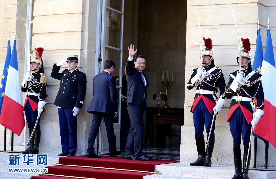 6月30日，中國國務(wù)院總理李克強(qiáng)在巴黎總理府同法國總理瓦爾斯舉行會(huì)談。 新華社記者 馬占成 攝