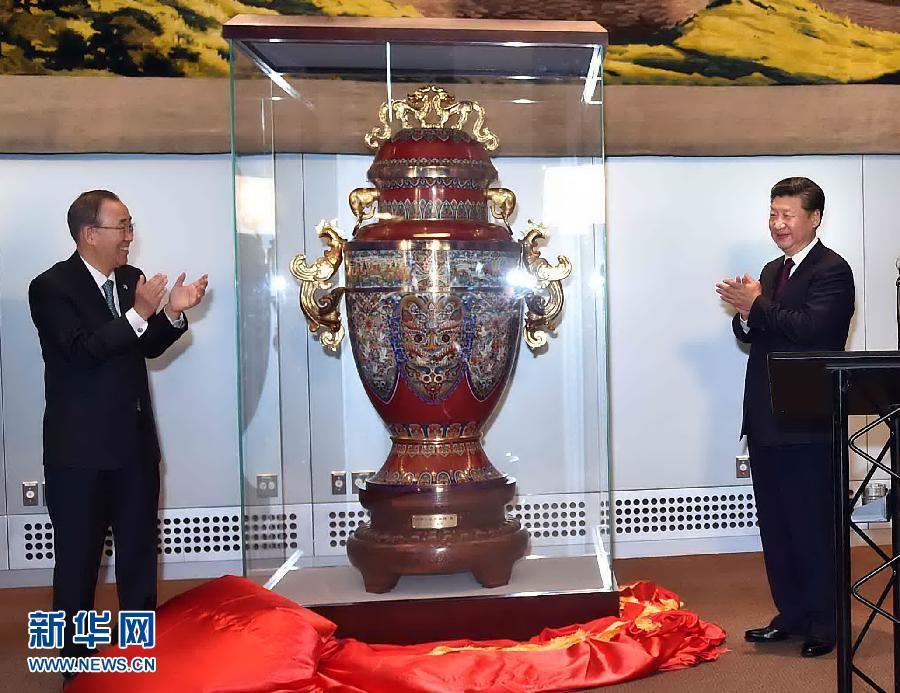 9月27日，國(guó)家主席習(xí)近平在紐約出席中國(guó)向聯(lián)合國(guó)贈(zèng)送“和平尊”儀式。聯(lián)合國(guó)秘書(shū)長(zhǎng)潘基文出席。 新華社記者 李濤 攝 