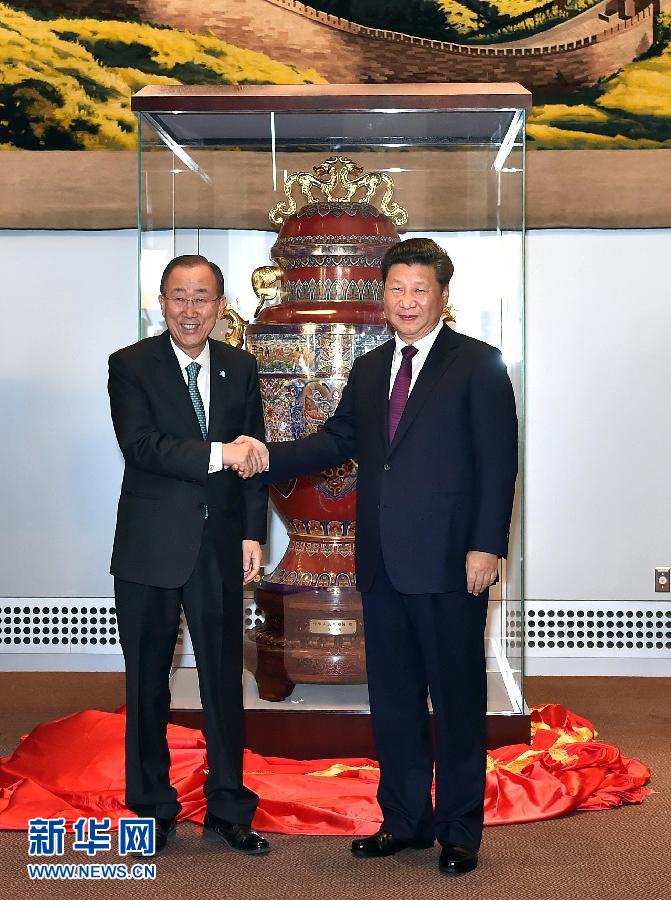  9月27日，國(guó)家主席習(xí)近平在紐約出席中國(guó)向聯(lián)合國(guó)贈(zèng)送“和平尊”儀式。聯(lián)合國(guó)秘書(shū)長(zhǎng)潘基文出席。 新華社記者 李濤 攝 