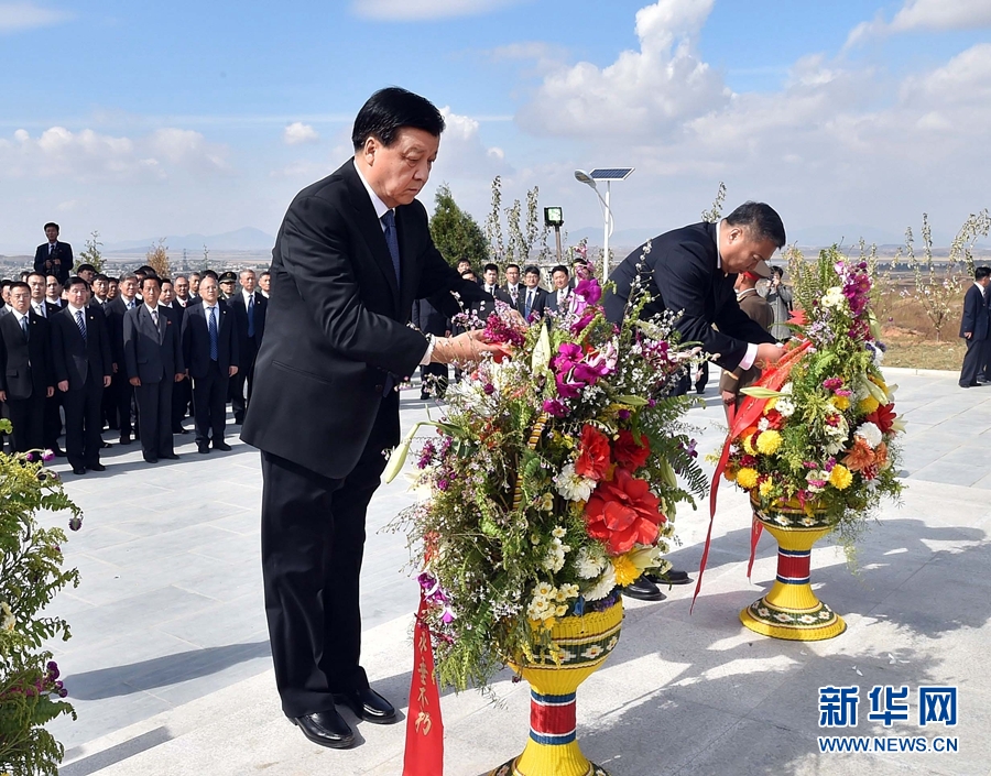 10月11日，中共中央政治局常委、中央書記處書記劉云山專程趕赴安州祭掃中國(guó)人民志愿軍烈士陵園，向中國(guó)人民志愿軍烈士敬獻(xiàn)花籃并默哀。 新華社記者 李濤 攝