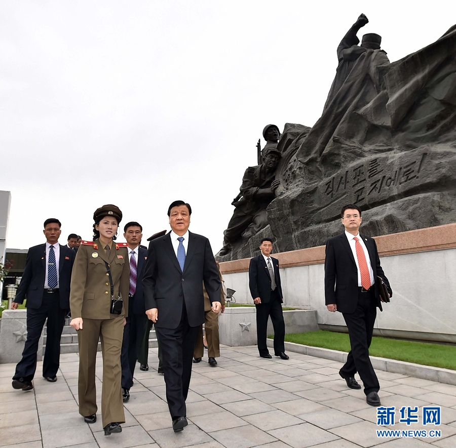 10月10日，正在朝鮮訪問的中共中央政治局常委、中央書記處書記劉云山在平壤參觀朝鮮祖國(guó)解放戰(zhàn)爭(zhēng)勝利紀(jì)念館。 新華社記者 李濤 攝