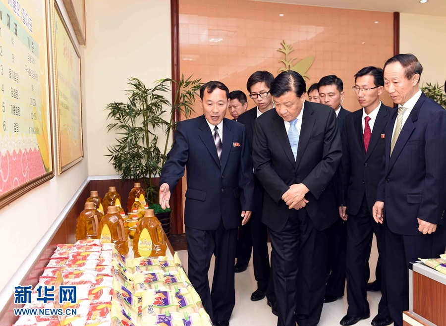 10月11日，中共中央政治局常委、中央書記處書記劉云山參觀考察平壤玉米加工廠。 新華社記者 饒愛民 攝