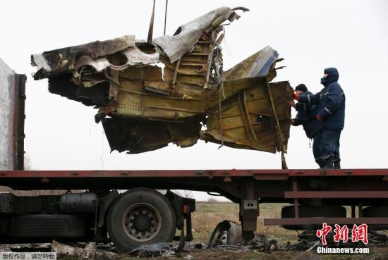 資料圖：2014年11月16日，烏克蘭頓涅茨克地區(qū)，墜毀MH17飛機(jī)事故現(xiàn)場(chǎng)成功搜尋到起落架的部分殘骸，一大塊機(jī)身殘片等。